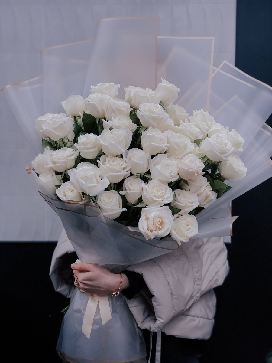 Bouquet of 50 white roses "Naomi" in the online flower shop BlumenHorizon