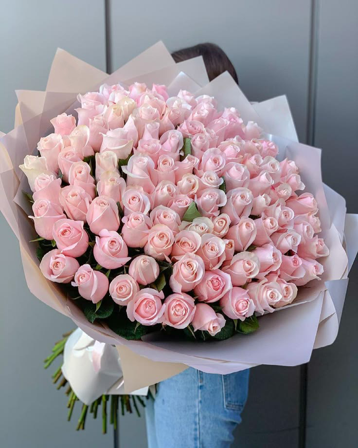 Bouquet 101 soft pink roses "Ecuador" in the online flower shop BlumenHorizon