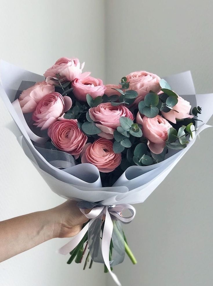 Bouquet of 11 pink ranunculus in the online flower shop BlumenHorizon