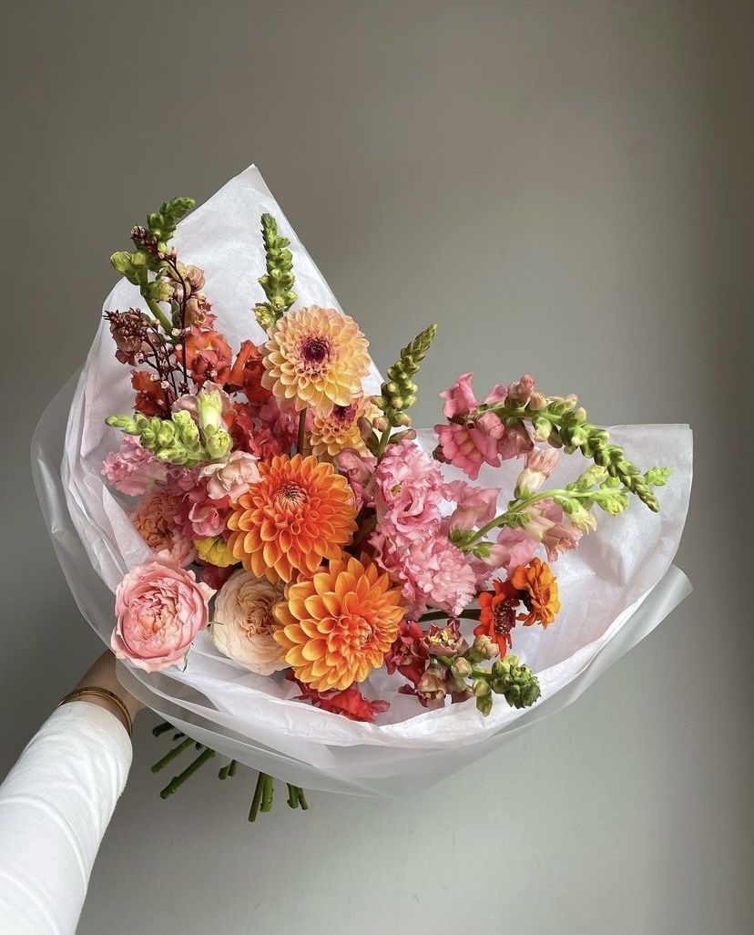 Ein Blumenstrauß mit Sprayrosen, Dahlien, Gerbera und Matthiola  im Online-Blumenladen BlumenHorizon