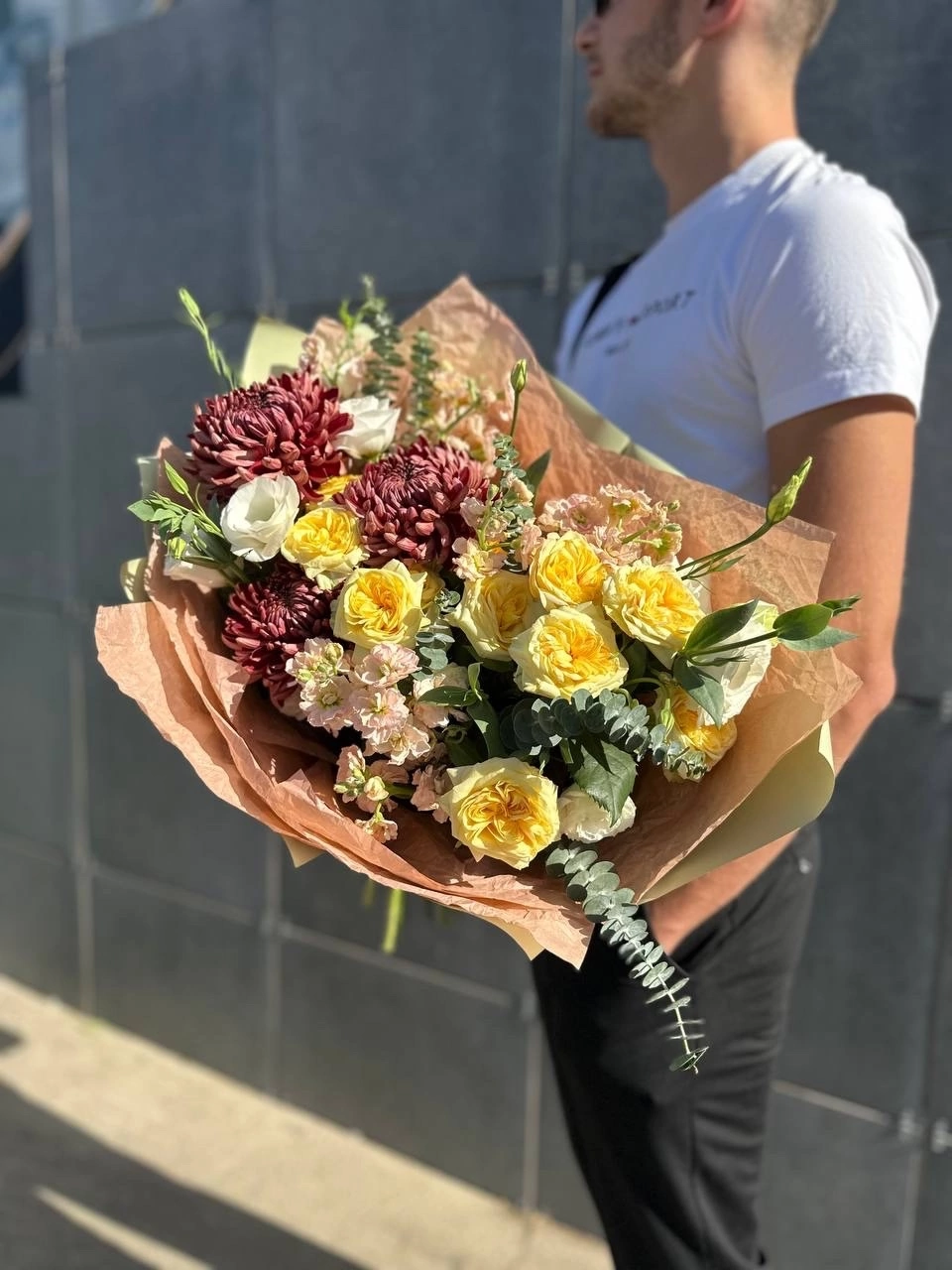 Bouquet of peony roses and chrysanthemums  in the online flower shop BlumenHorizon