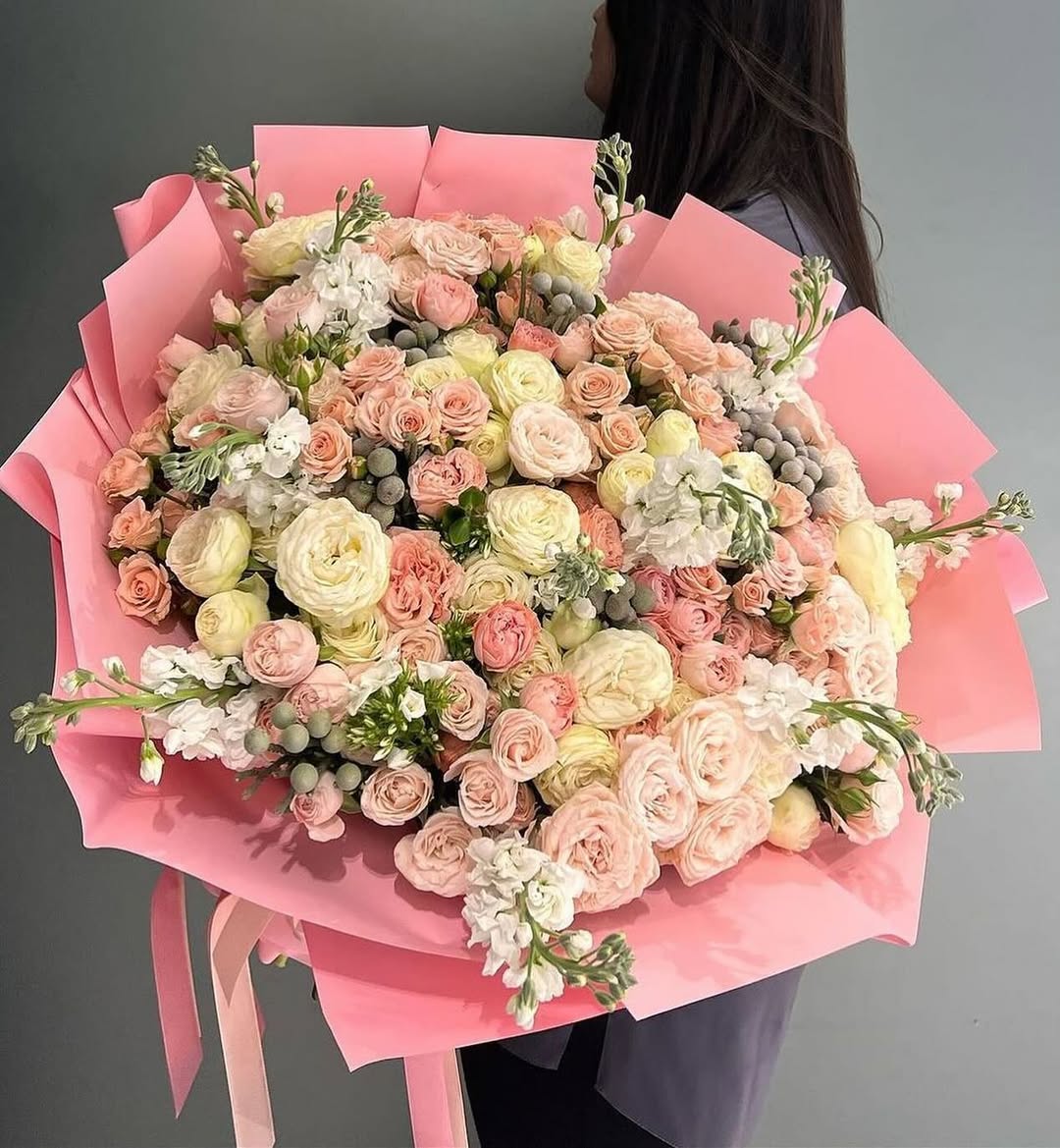 Bouquet of 105 bush peony roses and matthiola in the online flower shop BlumenHorizon