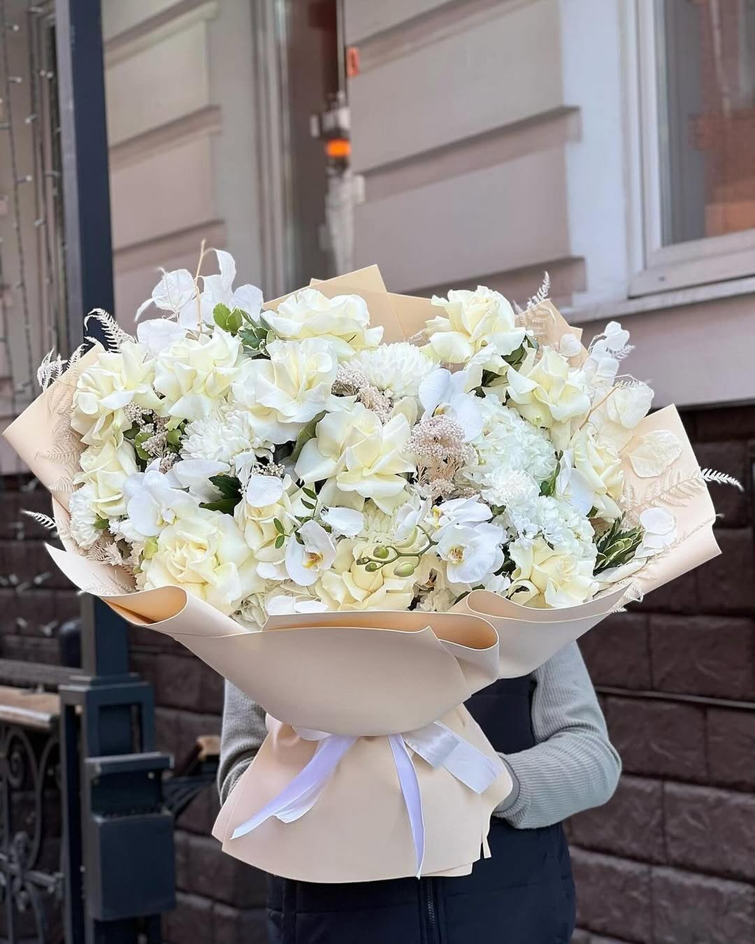 Bouquet of 29 French roses, orchids and chrysanthemums in the online flower shop BlumenHorizon